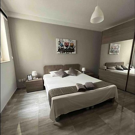 F10 Room 1, Private Double Room With Private Bathroom In Shared Flat Msida Buitenkant foto