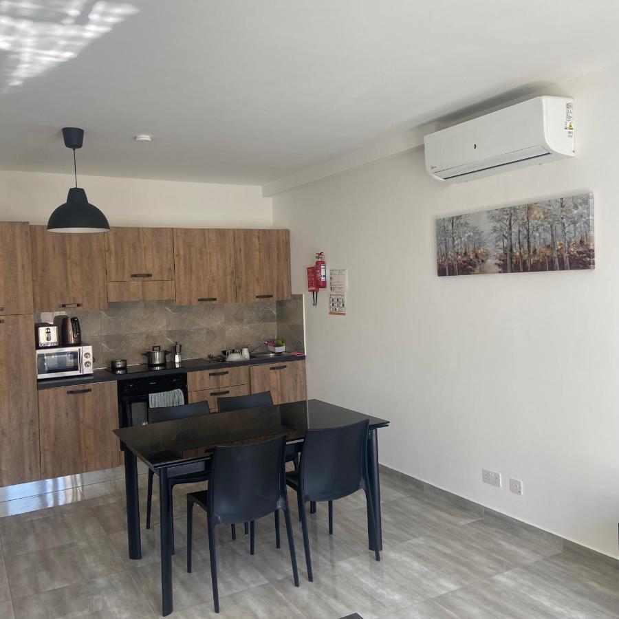 F10 Room 1, Private Double Room With Private Bathroom In Shared Flat Msida Buitenkant foto