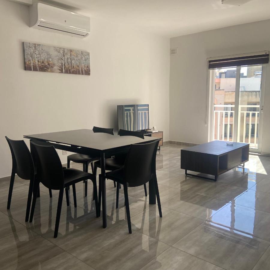 F10 Room 1, Private Double Room With Private Bathroom In Shared Flat Msida Buitenkant foto