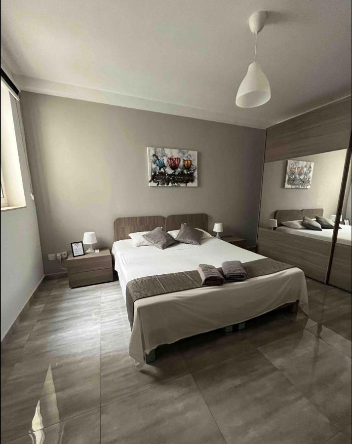 F10 Room 1, Private Double Room With Private Bathroom In Shared Flat Msida Buitenkant foto